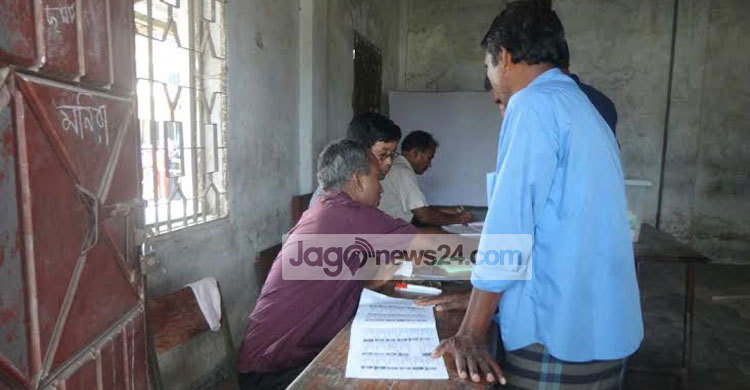 বিক্ষিপ্ত ঘটনায় চলছে ইউপি নির্বাচন