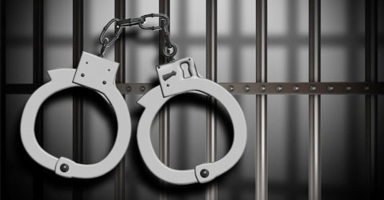 স্বামীকে মেরে পালানোর সময় স্ত্রী আটক