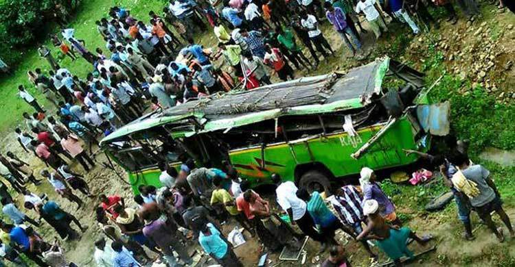 Bus plunge kills 21 India 