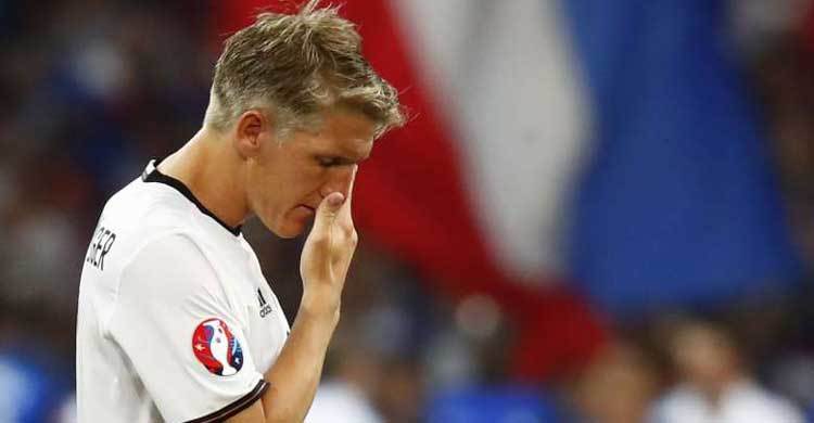 Schweinsteiger retires from Germany duty 