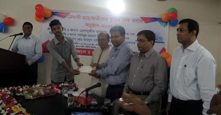 নারীদের অন্ধকারে রেখে দেশ এগিয়ে যেতে পারে না