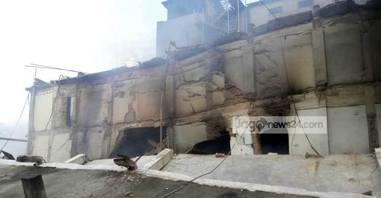 Cracks in building hamper search after Bangladesh factory fire 