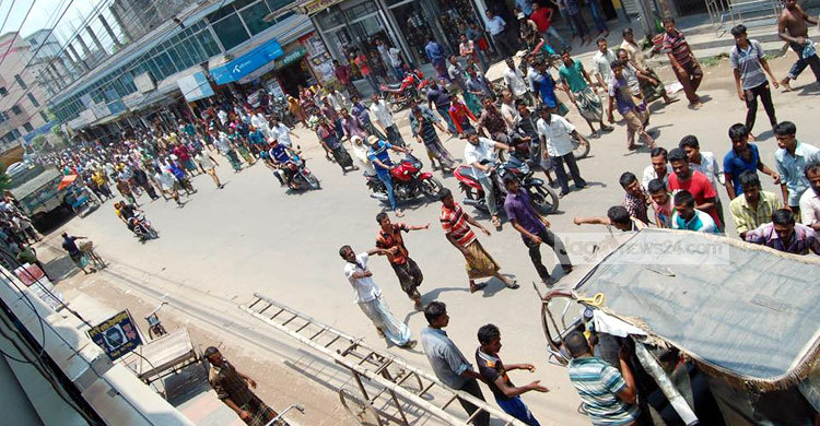 সাতক্ষীরায় মোটরভ্যান-ইজিবাইক চালকদের সংঘর্ষ 