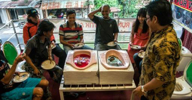 Indonesian toilet cafe serves up stomach-churning food 