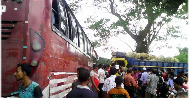 Truck driver kills in Jessore road crash