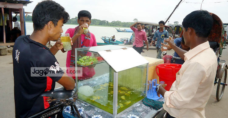 শরবত বিক্রি করে চলছে হানিফের সংসার 