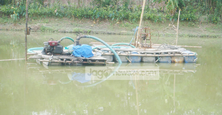 অবৈধভাবে বালু উত্তোলন : ভূমি ধসের আশঙ্কা