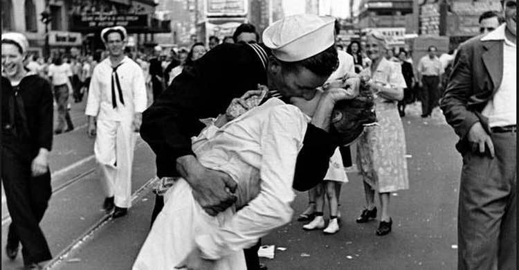 Nurse kissed in iconic World War II photo dies