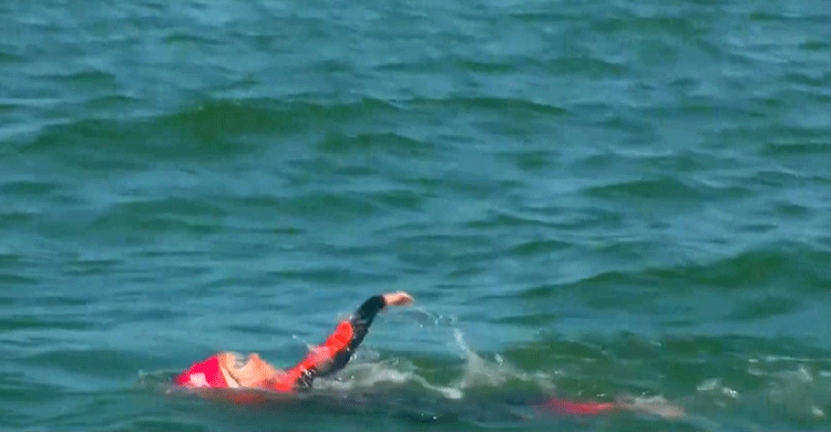 9-year-old boy swims to Alcatraz and back, breaking record 