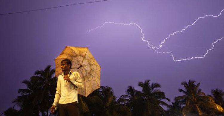 বজ্রপাতের সময় করণীয়