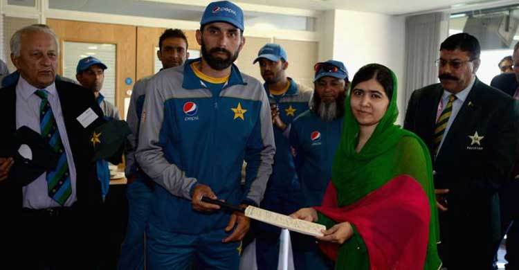 Malala Yousafzai meets Pakistan team at Edgbaston  