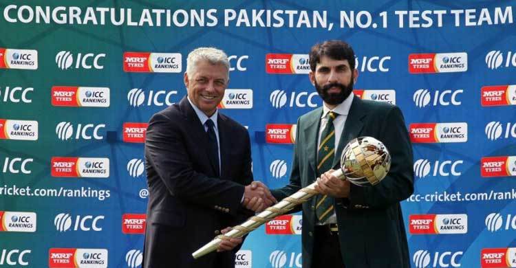 Misbah receives Test mace for no. 1 ranking 