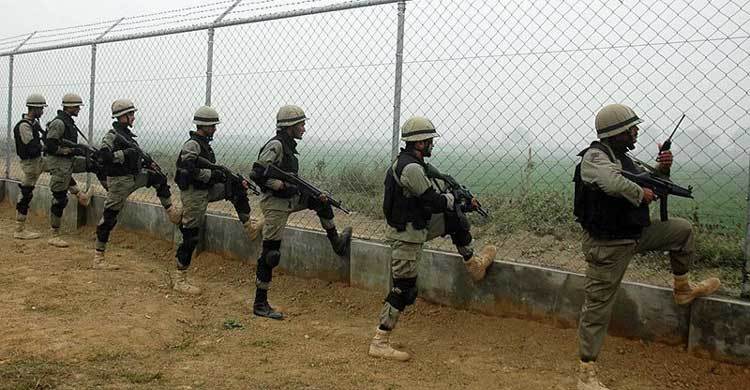 Pakistani, Indian troops exchange fire across LoC 