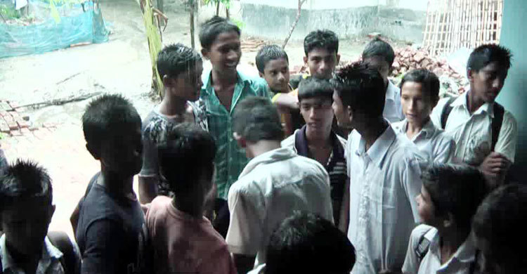 বৃষ্টি উপেক্ষা করে ভক্তদের সাথে মুস্তাফিজের সাক্ষাৎ