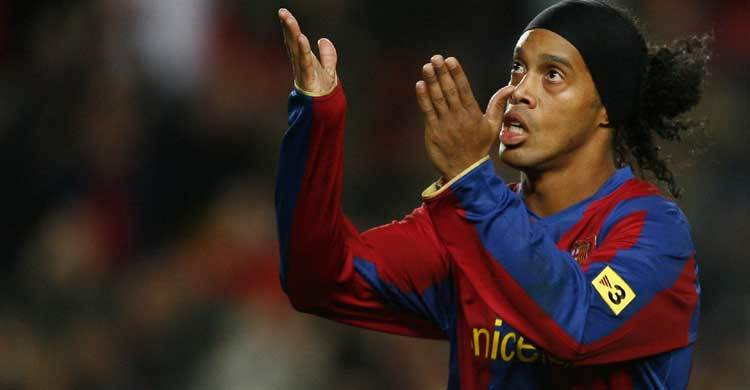 Barcelona sign Ronaldinho... again!