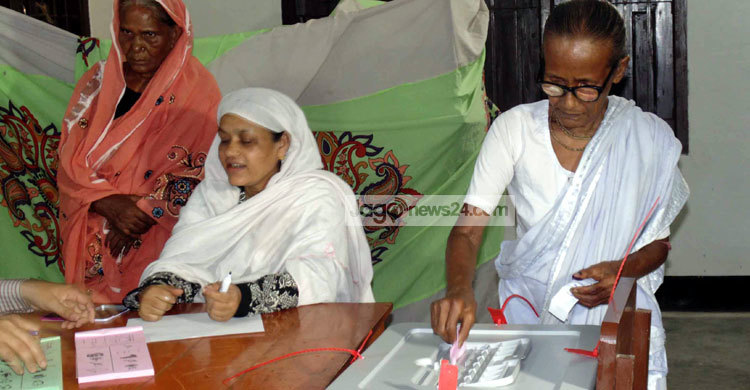 শ্রীমঙ্গলে বৃষ্টি উপেক্ষা করে ভোটকেন্দ্রে ভোটাররা