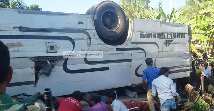 চলন্ত বাস উল্টে নারীসহ নিহত ৪