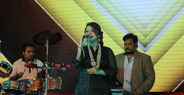 আর আর-ইম্পেরিয়ালের অনুষ্ঠানে গাইলেন আঁখি আলমগীর