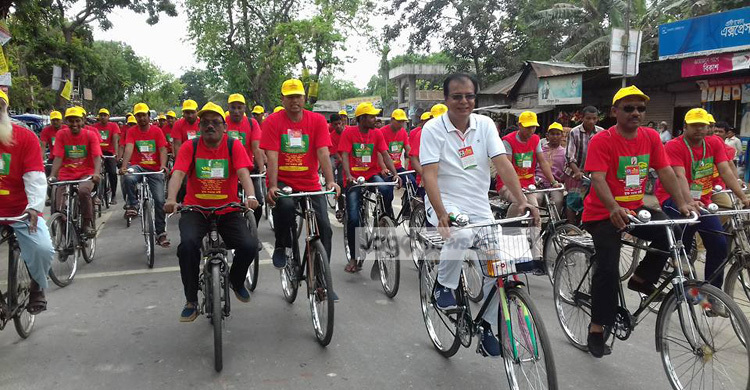 বাইসাইকেল চালিয়ে অভিনব প্রতিবাদ
