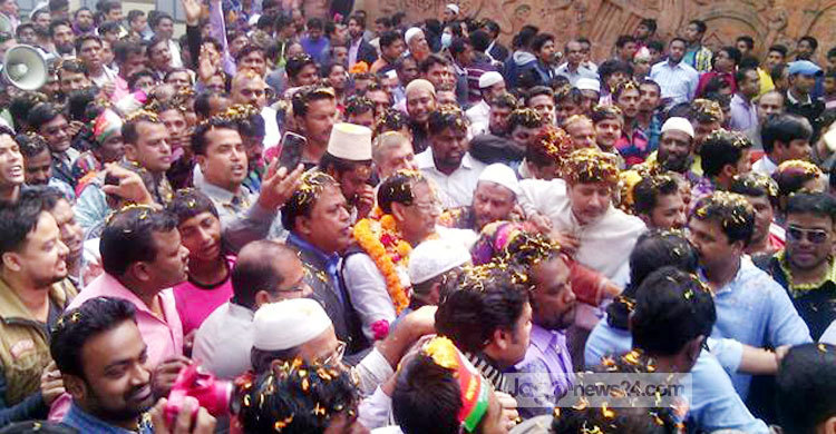 শত শত নেতাকর্মী নিয়ে হাঁটলেন জেলা পরিষদ চেয়ারম্যান