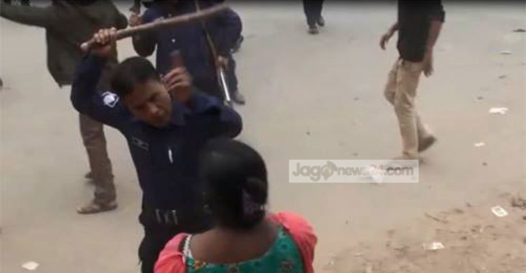 পোশাক শ্রমিকদের ওপর পুলিশের লাঠিচার্জ