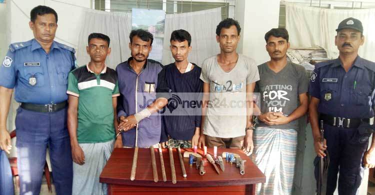 কক্সবাজারে অস্ত্রসহ ডাকাতদলের ৫ সদস্য আটক