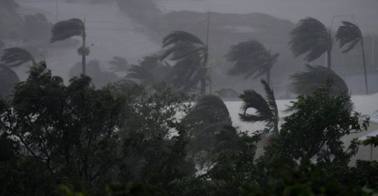 Cyclone Debbie smashes into Queensland coast