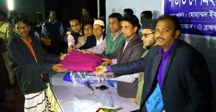 নৈশ প্রহরীদের মাঝে পুলিশের কম্বল বিতরণ