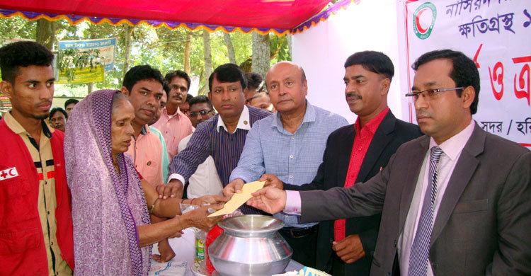 নাসিরনগরে ক্ষতিগ্রস্তদের পাশে রেড ক্রিসেন্ট
