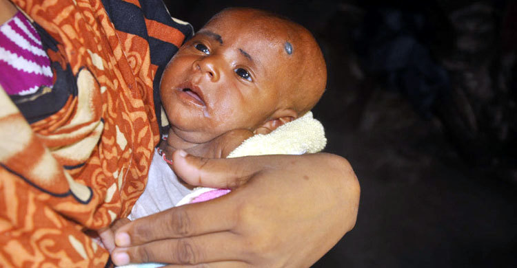 সন্তানকে বিক্রি করে কাঁদছেন মা