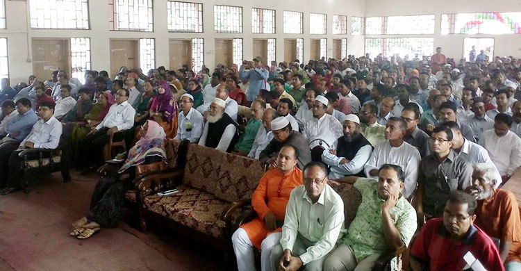 বাগেরহাটে ভিক্ষুকদের মাঝে উপকরণ বিতরণ