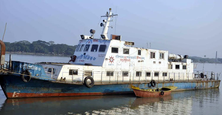 ঝুঁকিপূর্ণ মৌসুমে চলাচল উপযোগী নৌযানের চরম সংকট