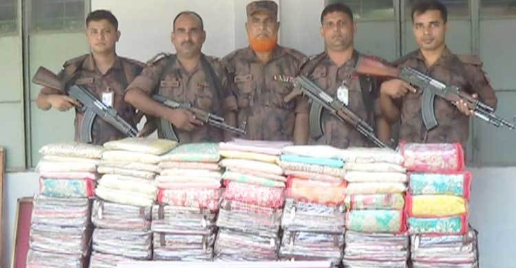 জয়পুরহাটে ভারতীয় শাড়ি ও থ্রিপিস আটক