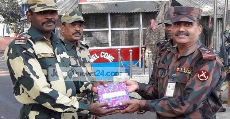 হোলি উৎসবে বিজিবিকে মিষ্টি উপহার দিল বিএসএফ