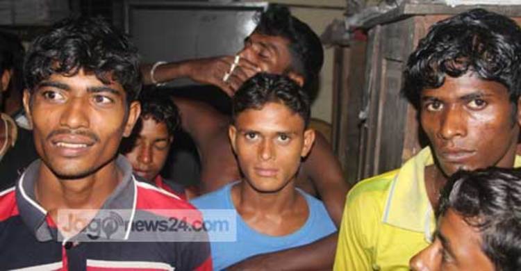 ইলিশ মাছ ধরায় ৩৫ জেলে আটক