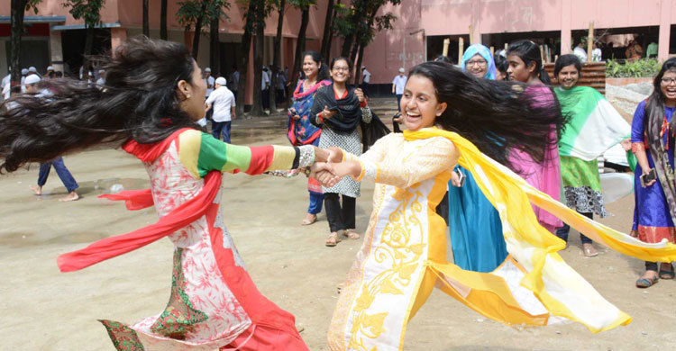বগুড়ায় মেয়েদের পেছনে ছেলেরা