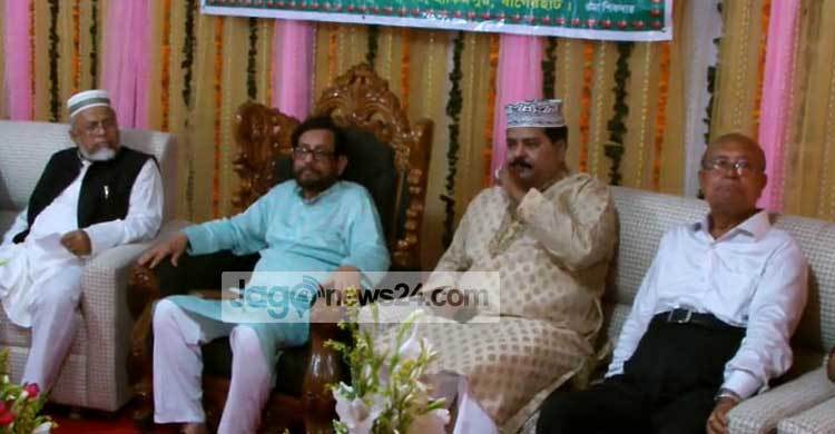 শিকদার বাড়ির পূজামণ্ডপ দেখে মুগ্ধ সংস্কৃতিমন্ত্রী