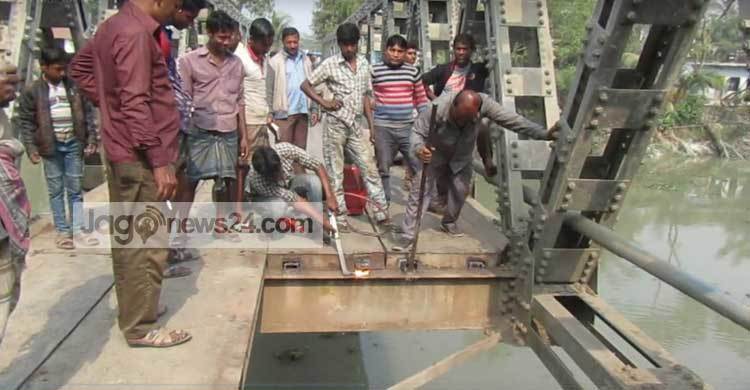 বাগেরহাটে মহাসড়কের ব্রিজ ভেঙে যোগাযোগ বন্ধ