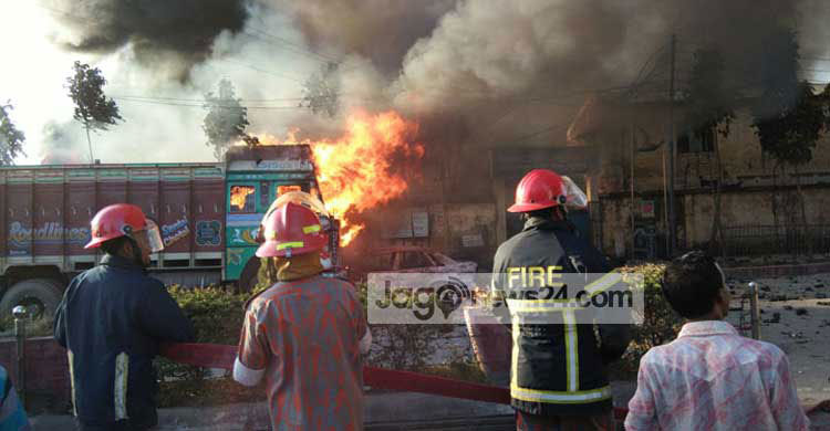 সিদ্ধিরগঞ্জে ইব্রাহিম টেক্সটাইল মিলে আগুন : ২ শ্রমিক আহত
