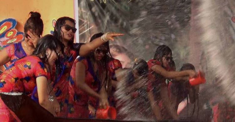 পাহাড়ে জলকেলি