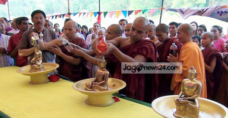 বান্দরবানে বুদ্ধমূর্তি স্নান, উৎসবে রঙিন পাহাড়