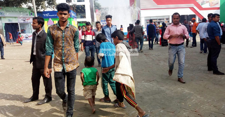বাণিজ্য মেলায় ভিক্ষুক-হকারদের দৌরাত্ম্য