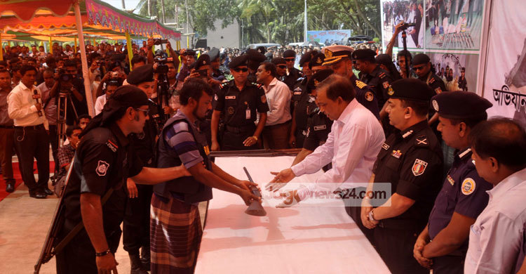 বরগুনায় জলদস্যু সাগর বাহিনীর আত্মসমর্পণ