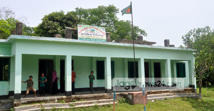 স্ত্রী অসুস্থ, প্রধান শিক্ষকের দায়িত্বে স্বামী!