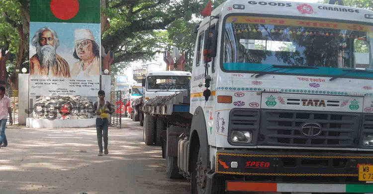 বেনাপোল স্থলবন্দর একদিন বন্ধ থাকার পর সচল 