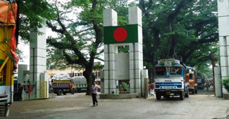 বেনাপোল সীমান্ত দিয়ে আসছে অস্ত্র ও মাদক