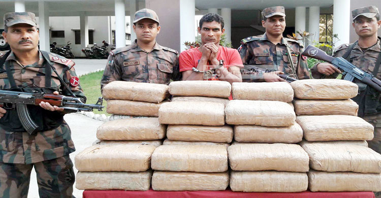 বেনাপোলে ১০০ কেজি গাঁজাসহ যুবক আটক