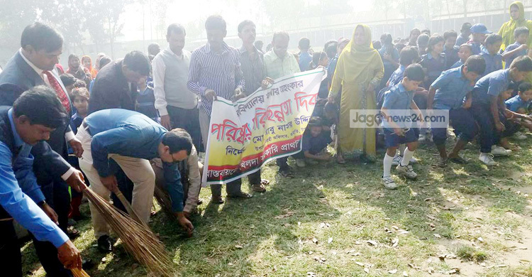 পরিষ্কার পরিচ্ছন্নতা কাজে শিক্ষার্থীসহ হাজারো মানুষ