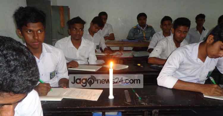 মোমবাতির আলোতে এইচএসসি পরীক্ষা