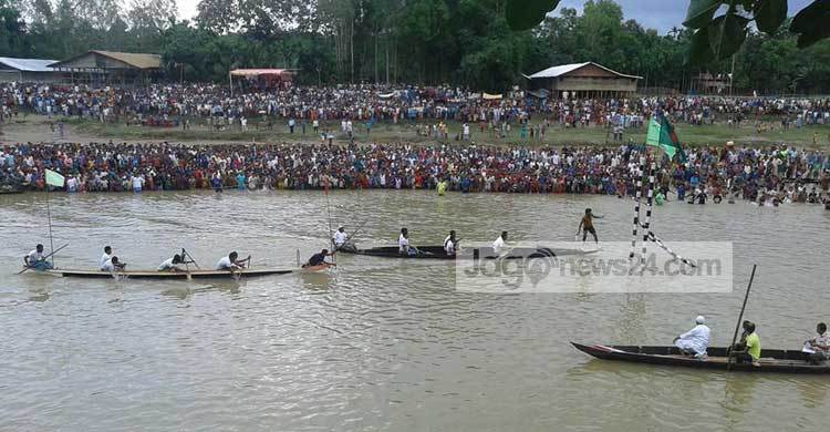 রামুতে নৌকা বাইচ প্রতিযোগিতায় লোকারণ্য